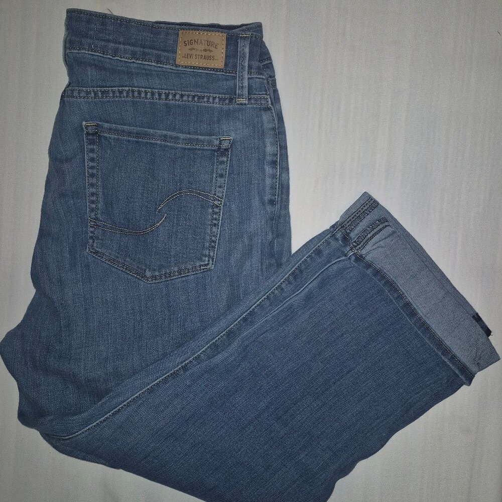 Levi Strauss Signature ladies cropped mid-rise capri jean with 32" waist